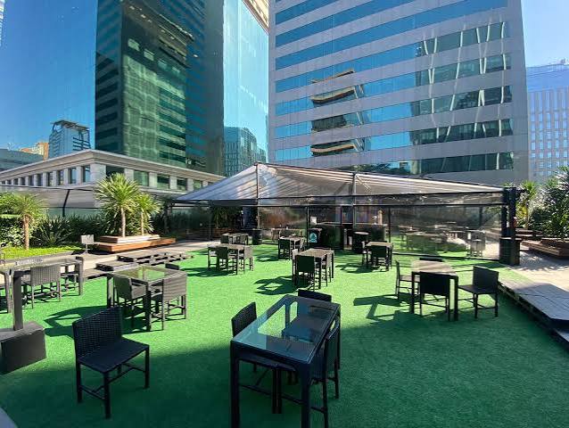 Área lounge do Sky Hall com vista para os prédios de São Paulo